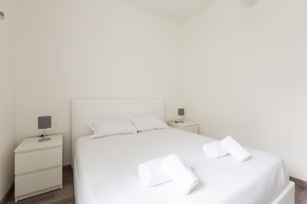 Large Apartment Close To Metro Milan Bagian luar foto